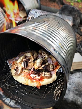pizza över öppen eld